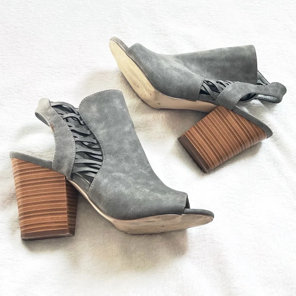 JustFab Kenia Cut Out Heeled Sandal Gray Faux Nubuck Leather Size 7.5 Heels